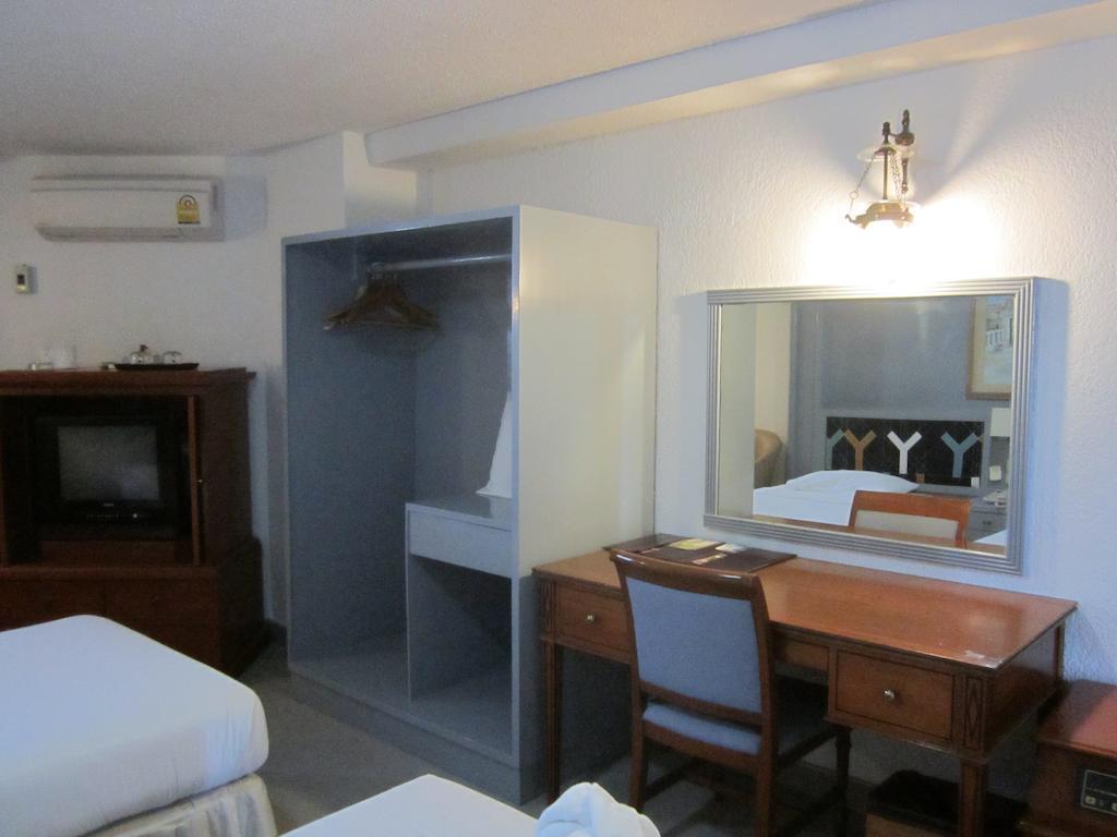 Lopburi Inn Hotel Стая снимка