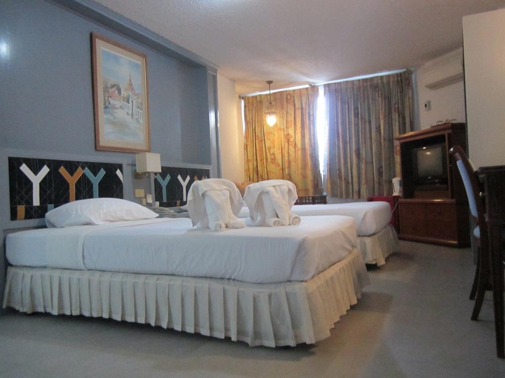 Lopburi Inn Hotel Стая снимка