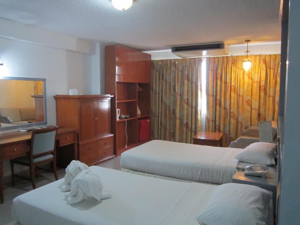 Lopburi Inn Hotel Стая снимка