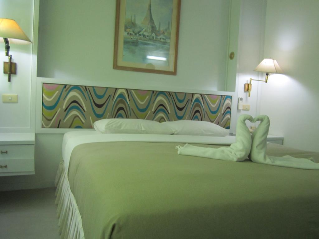 Lopburi Inn Hotel Стая снимка