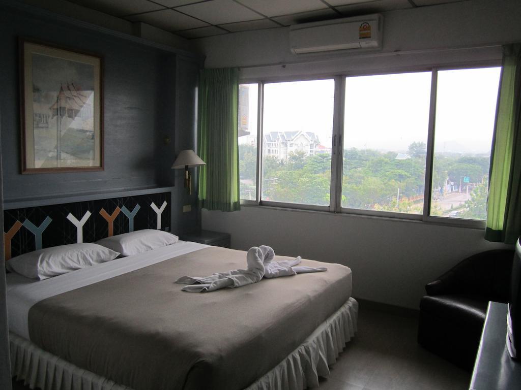 Lopburi Inn Hotel Стая снимка