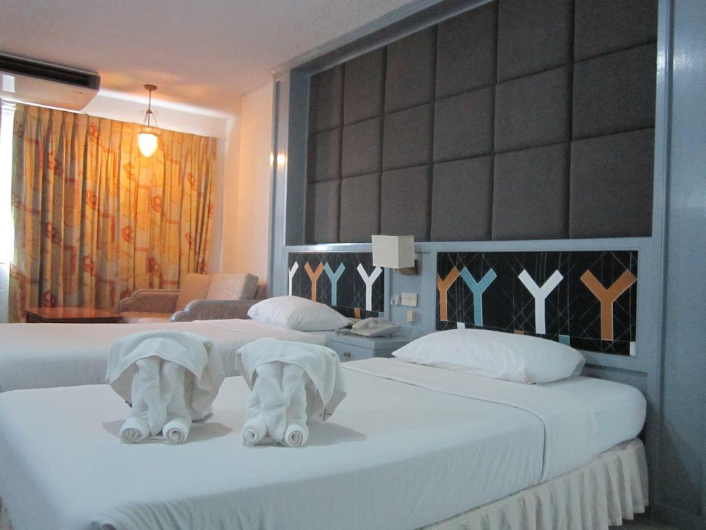 Lopburi Inn Hotel Стая снимка
