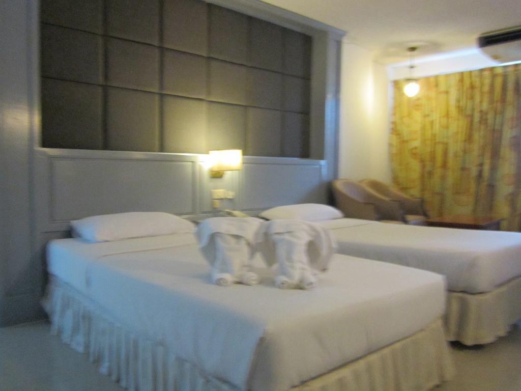 Lopburi Inn Hotel Стая снимка