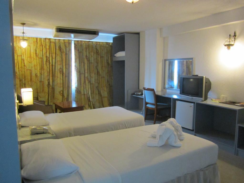 Lopburi Inn Hotel Стая снимка