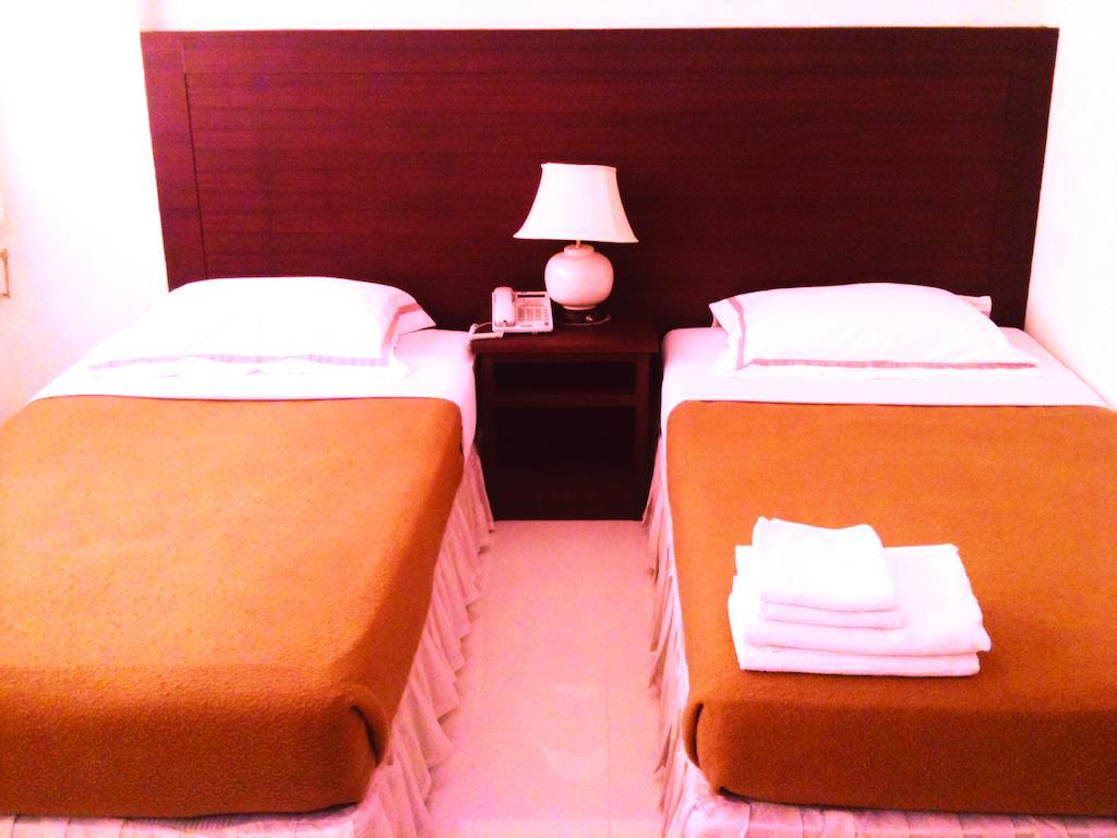 Lopburi Inn Hotel Стая снимка