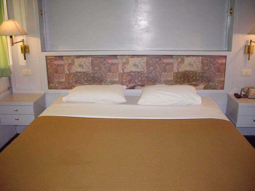 Lopburi Inn Hotel Стая снимка